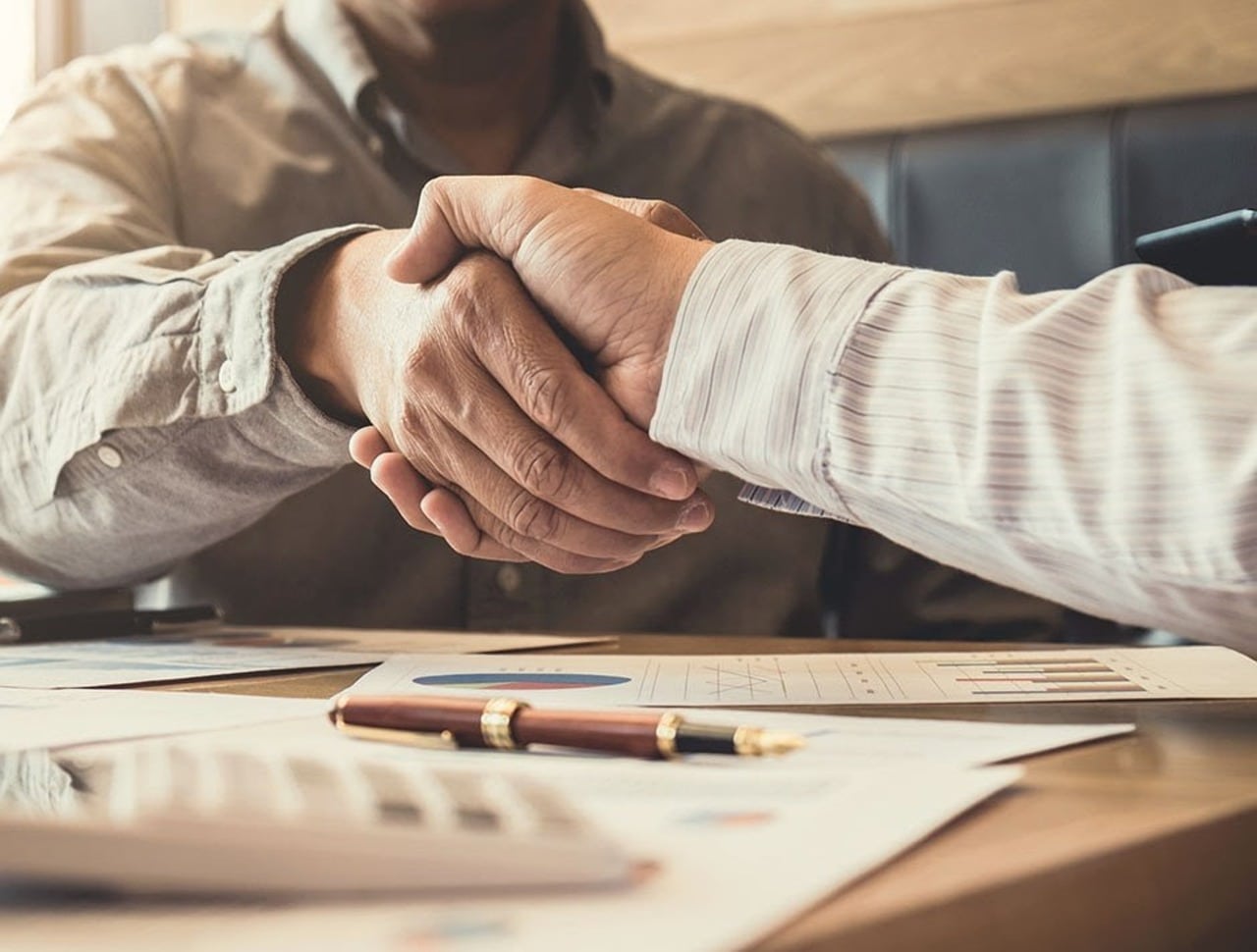 property finance broker shaking hands in a deal with property developer